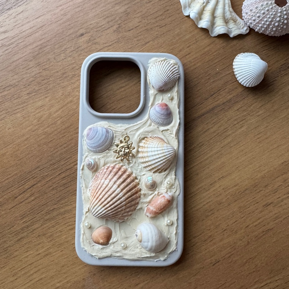 Seashell Decorated Phone Case - Cream and Tan iPhone 15 Pro